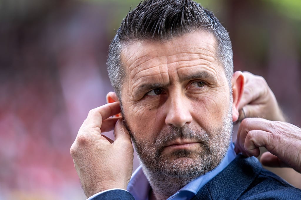 Trainer Nenad Bjelica von Union Berlin wird für ein Interview vorbereitet.