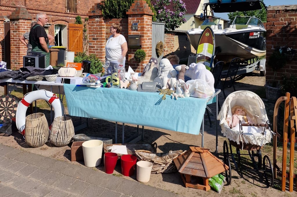 Beim Hofflohmarkt in Parchau werden kostbare Antiquitäten und Dachbodenfunde verkauft.