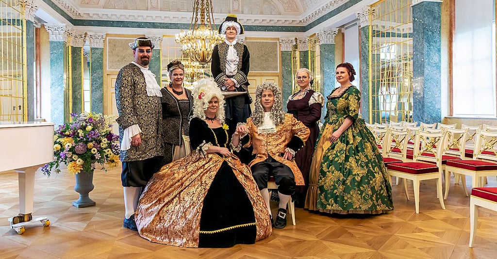 Der Fürst samt Hofstaat posierte standesgemäß im Spiegelsaal.
