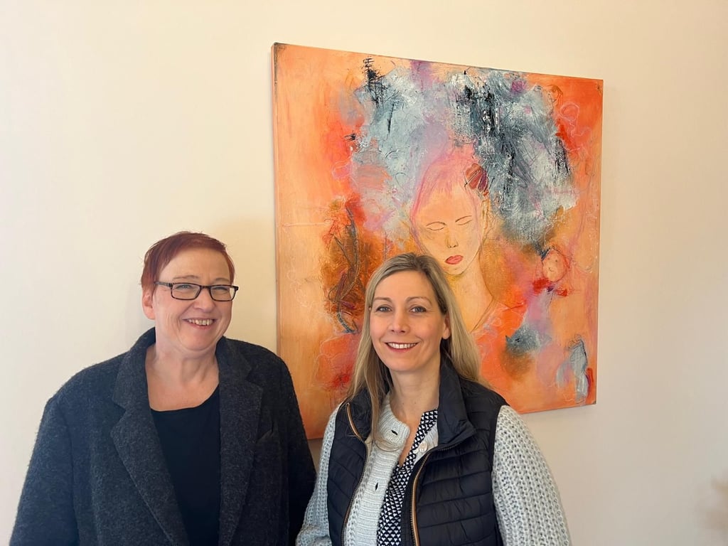 Schlossherrin Ulrike Kappis (r.) und Ulrike Stöwer-Veenhof, die unter dem Künstlernamen MoWorkArt im Schloss Zingst ausstellt