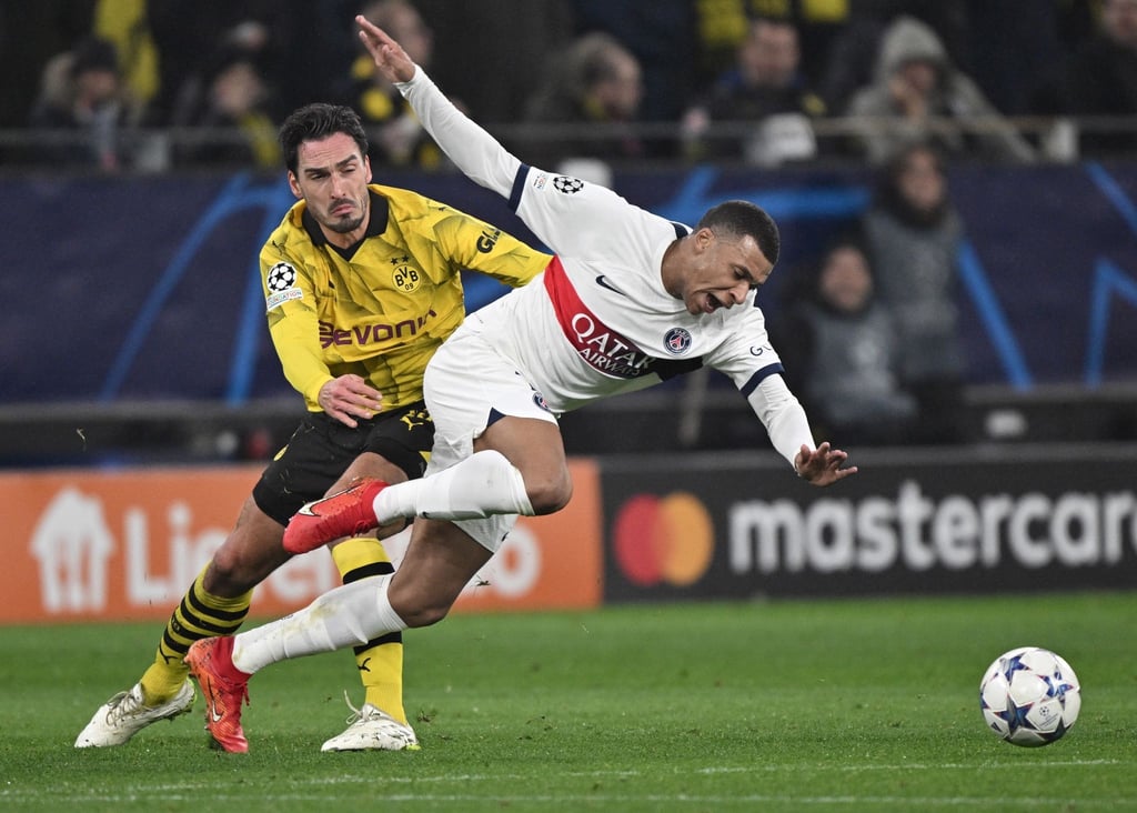 Mats Hummels (l) im Duell mit PSG-Stürmer Kylian Mbappé.