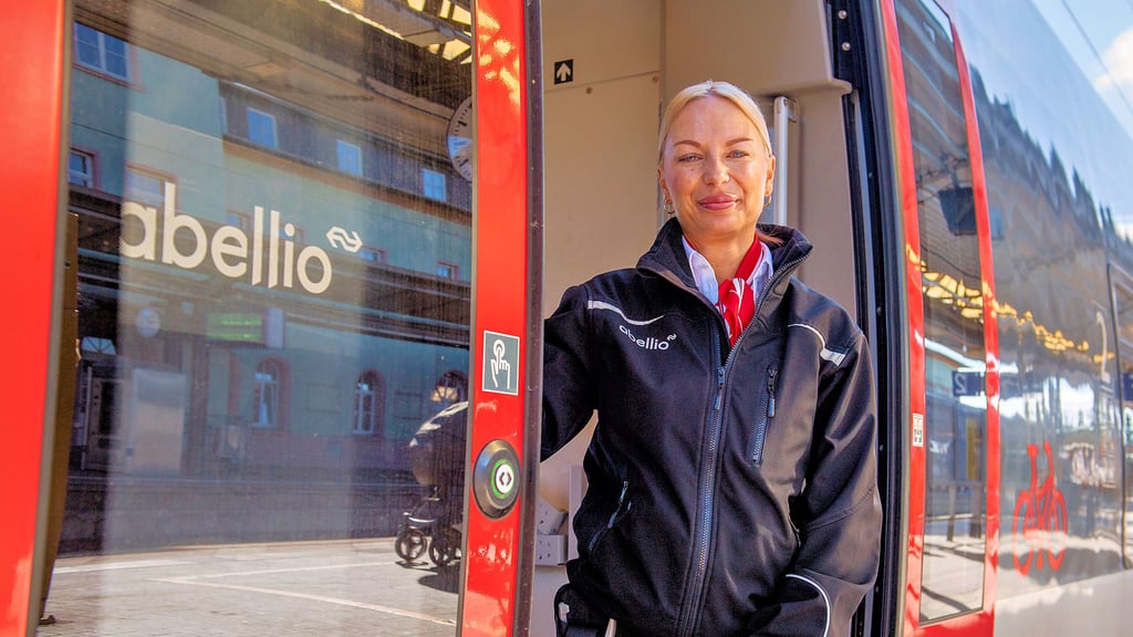 Abellio-Zugbegleiterin Nicole Thiem aus Naumburg vor Antritt ihrer Fahrt.