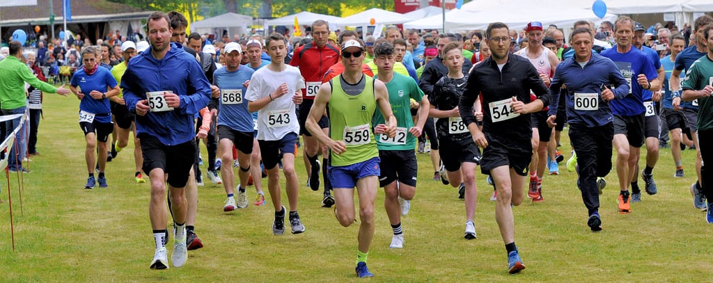 Start zum Lauf über 12,5 Kilometer, mit Nr. 559 der spätere Sieger Toni Keller. Halb verdeckt rechts hinter Nr. 568 Lokalmatador Sven Mahler, der Rang zwei holte.