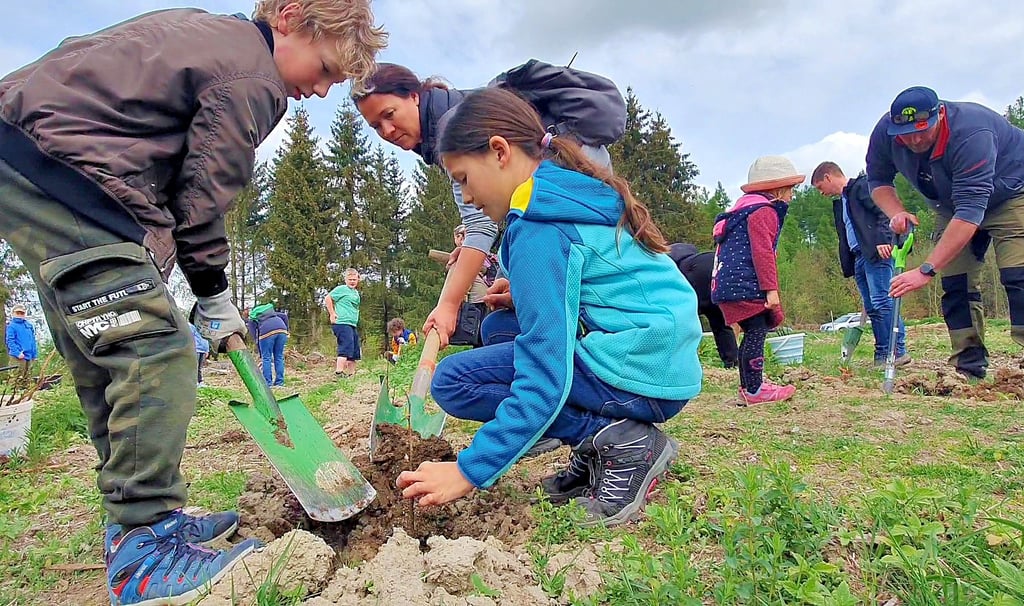 Tessa und ihre Mutter Heidi Sauerzapf sind der Einladung zur Baumpflanzaktion gefolgt. Auch der elfjährige Theo war dabei.