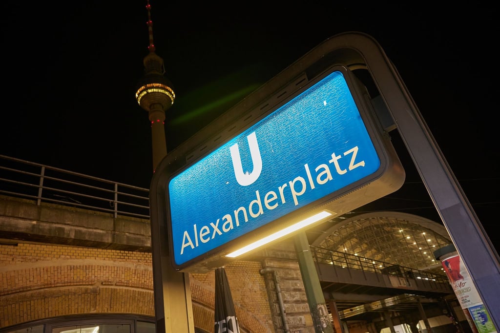 Blick am frühen Morgen auf den Eingang zum U-Bahnhof und den Fernsehturm auf dem Alexanderplatz.