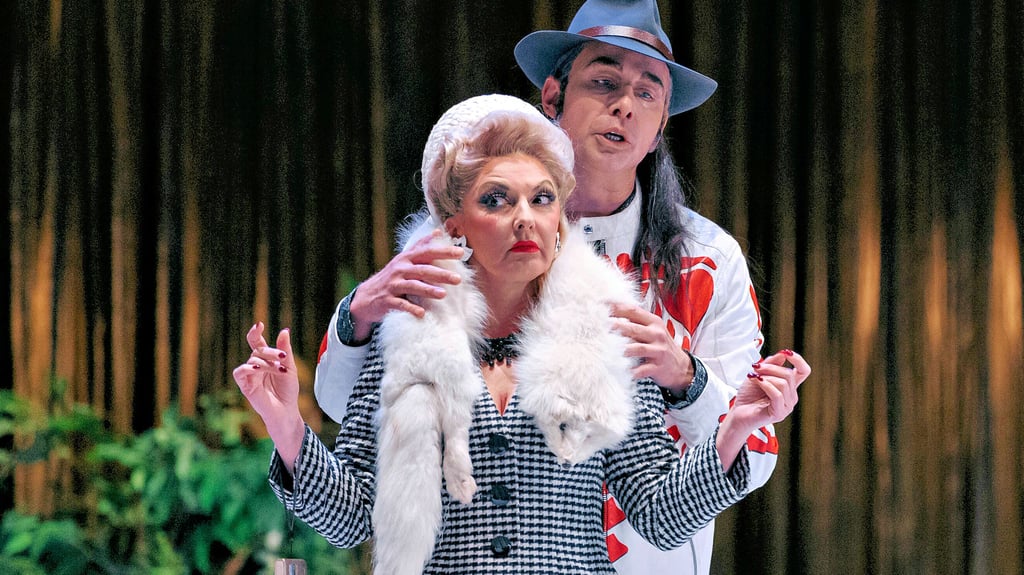 Donna Elvira (Iordanka Derilova) und Don Giovanni (Kay Stiefermann)