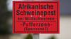 Ein Schild Afrikanische Schweinepest bei Wildschweinen - Pufferzone (Sperrzone 1) ist an einem Ortseingangsschild im Landkreis Bautzen montiert.