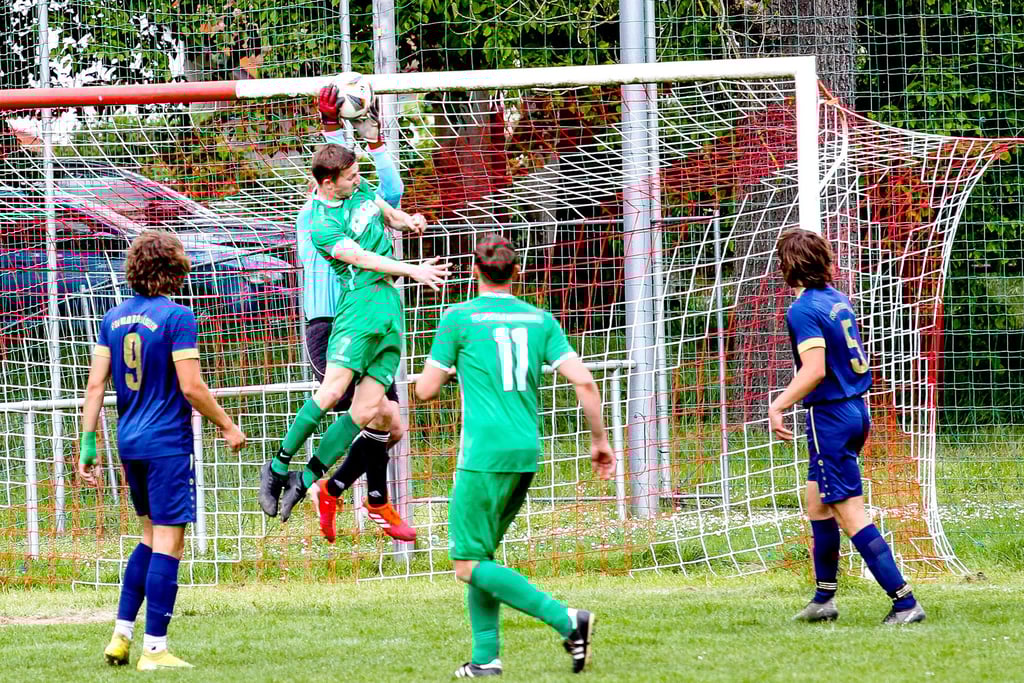 Die Kombination Lossa/Rastenberg - hier Leonard Wagner, Torschütze zum 0:2, und FSV-Keeper Benjamin Gessert im Zweikampf – setzte sich beim bisherigen Spitzenreiter in Klosterhäseler klar durch.