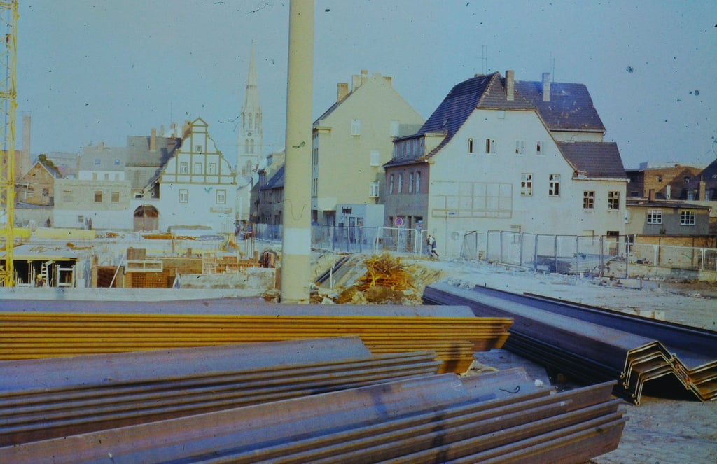 Merseburg in den 90er Jahren: In der Gotthardstraße wird die Kliapassage gebaut.