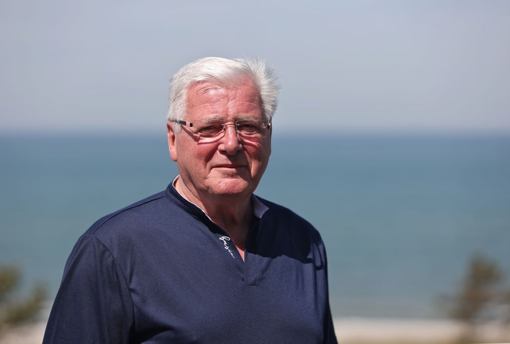 Wolfgang Seguin, Siegtorschütze im Europapokalfinale 1974, steht während eines Treffens von DDR-WM-Teilnehmern 1974 zum 50-jährigen Jubiläum auf der Terrasse vom Strandhotel Fischland.