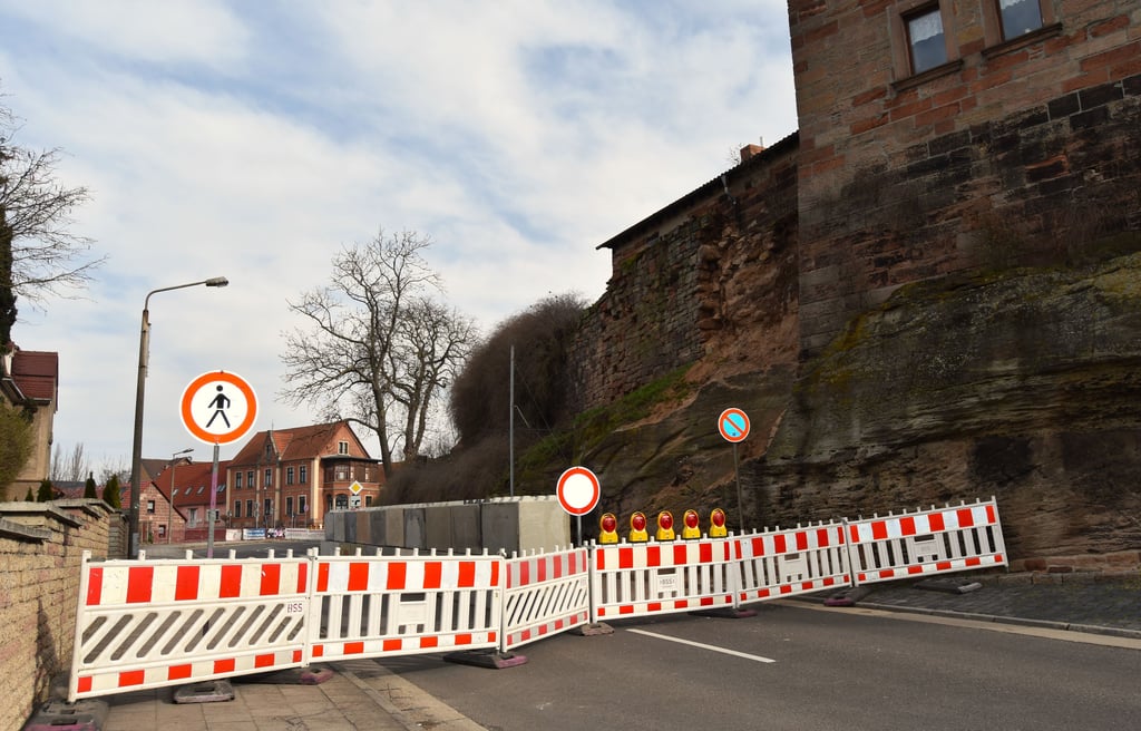 Folgenreicher Mauersturz in Nebra: Die Bahnhofstraße (B250) bleibt länger gesperrt als gedacht, da ein weiterer Mauerabschnitt gesichert werden muss.