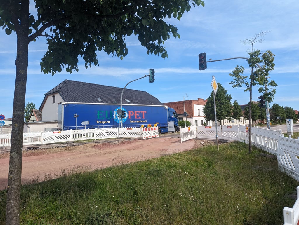 Gerwisch: Ein Lkw fuhr am Montagvormittag von der Bahnhofstraße über den Geh- und Radweg auf die Bundesstraße 1.