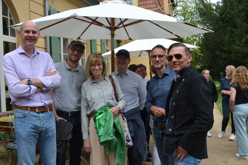 In Krumke wurde Karola Flachsmeier herzlich von ihren ehemaligen Schülern Clemens Ende (von links), Jens Lehmkau, Sandro Neils, Mario Amelung und Jens Freimann in Empfang genommen.