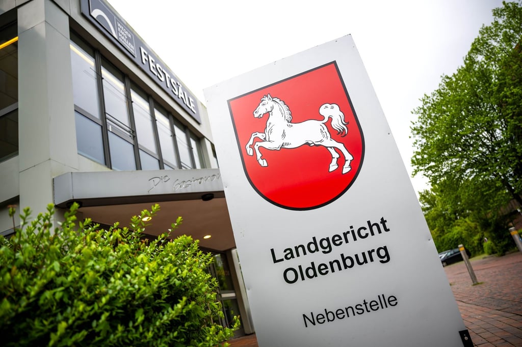 Ein Schild des Landgerichts Oldenburg steht vor den Weser-Ems-Hallen, einem Veranstaltungszentrum, in Oldenburg.