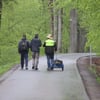 Party zum Vatertag: Männer laufen auf einem Weg im Thüringer Mühltal.