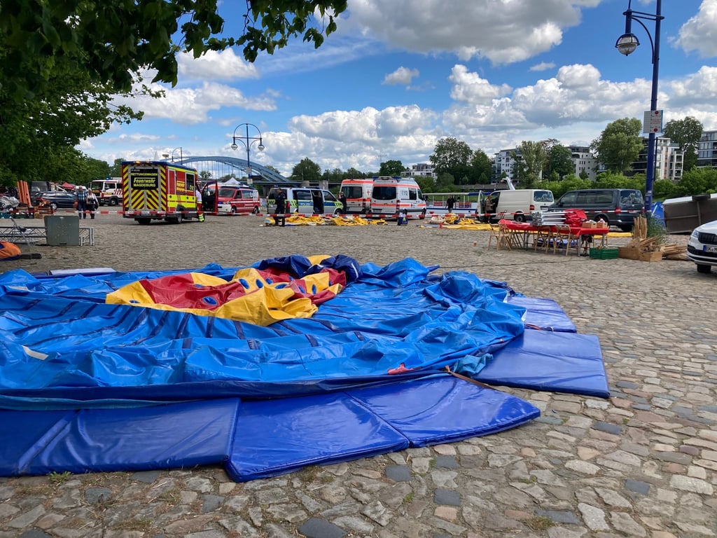In Magdeburg ist eine Hüpfburg in die Elbe geweht worden.