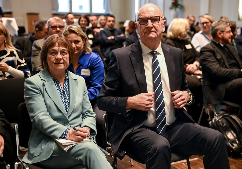 Gesundheitsministerin Ursula Nonnemacher (Grüne) und Ministerpräsident Dietmar Woidke (SPD).