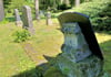 Solch alte Grabsteine wie hier auf Friedhof III an der Ilberstedter Straße in Bernburg sollen nach dem Willen von SPD-Stadtrat Sven Krone-Braun nach Ablauf der Pflegezeit als Kulturgüter erhalten bleiben.