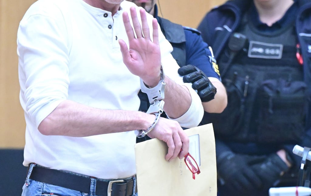 Ein Angeklagter hat sich in Stuttgart erstmals zu den Vorwürfen geäußert.