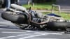 Ein Motorrad hat sich in der Merseburger Straße in Halle überschlagen. Der Fahrer wurde schwer verletzt.
