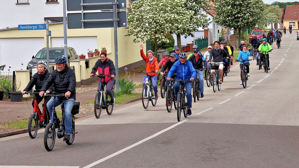 Die in Havelberg gestartete Sternradtour erreichte das Ziel in Sandau. Zusammen mit den anderen Touren wurde das Radlerfest auf dem Kirchberg gefeiert. Unterwegs am Knotenpunkt 99 im Mühlenholz bei Havelberg hatten sich Landrat Patrick Puhlmann und weitere Radler der Gruppe angeschlossen.