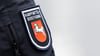 Eine Uniform mit dem Abzeichen des Kampfmittelbeseitigungsdienstes Niedersachsen.