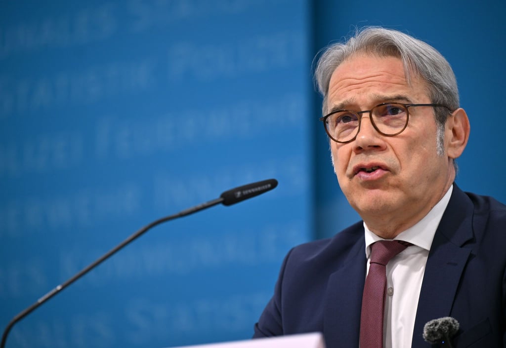 Thüringens Innenminister Georg Maier (SPD) bei einer Pressekonferenz.