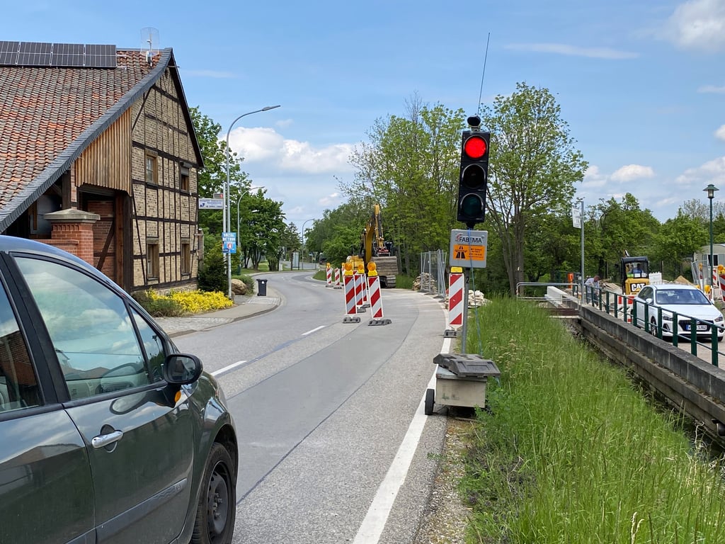 Ein Auto steht an der Bauampel auf der Blankenburger Straße in Benzingerode.