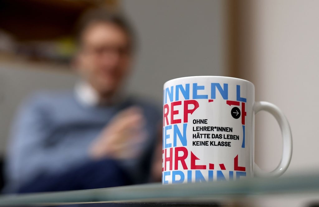 Magdeburgs Uni-Rektor Jens Strackeljan spricht während eines dpa-Interviews in seinem Büro auf dem Campus der Otto-von-Guericke-Universität Magdeburg hinter einer Tasse mit der Aufschrift „Ohne Lehrer*innen hätte das Leben keine Klasse“.