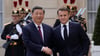 Der französische Präsident Emmanuel Macron (r) begrüßt Chinas Präsident Xi Jinping vor ihrem Treffen im Elysee-Palast.