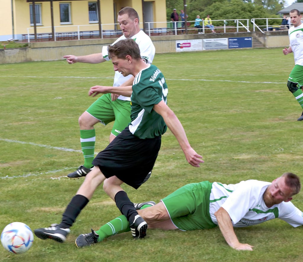 Linus Rudolf (am Ball) brachte die Garitzer auf dem Sportplatz in Walternienburg gegen den SV Mildensee gleich in der ersten Minute mit 1:0 in Führung. Der SVG besiegte den Tabellenvorletzten mit 5:1 und bleibt Zweiter.