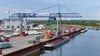 Im Magdeburger Hafen, hier ein Ausschnitt, werden Jahr für Jahr mehr Güter umgeschlagen.  