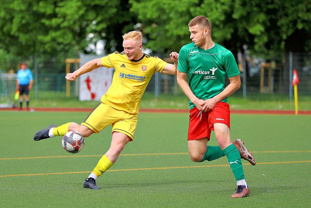 Mit einem Doppelpack vor der Pause brachte Sven Pindur – hier links gegen Klaudijus Kvedaras – den Post SV bei Arminia auf die Siegerstraße.