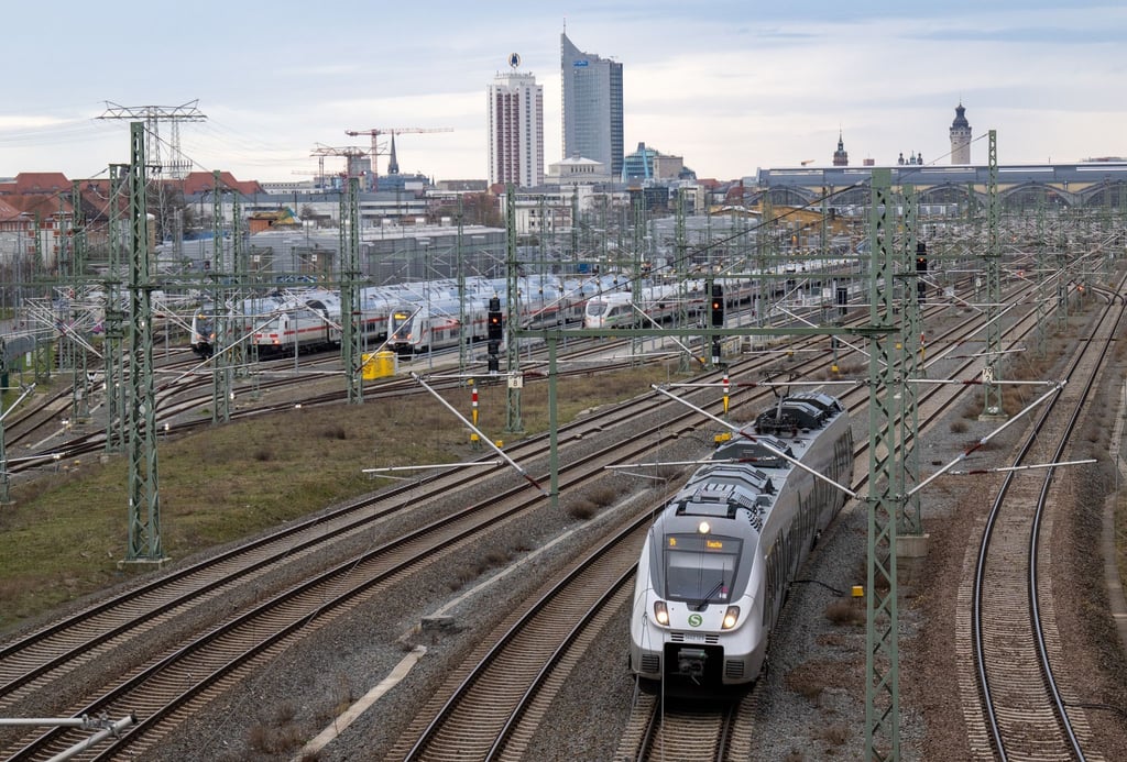 Ab Ende 2025 sollen Passagiere von Weißenfels aus mit der S-Bahn nach Leipzig fahren können. Die Linken üben jedoch Kritik an der geplanten Änderung.