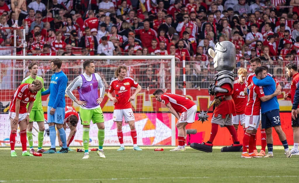 Fußball: Bundesliga, 1. FC Union Berlin - VfL Bochum, 32. Spieltag, An der Alten Försterei. Spieler von Union Berlin stehen nach der Niederlage enttäuscht auf dem Spielfeld.