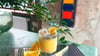 Zwei verschiedene Fruchtsäfte, grüner Tee mit Zitronengras und Kokosmilch: Der Muttertagscocktail „Mom“osa wurde vom Berliner Mixologen Dustin Franke kreiert.