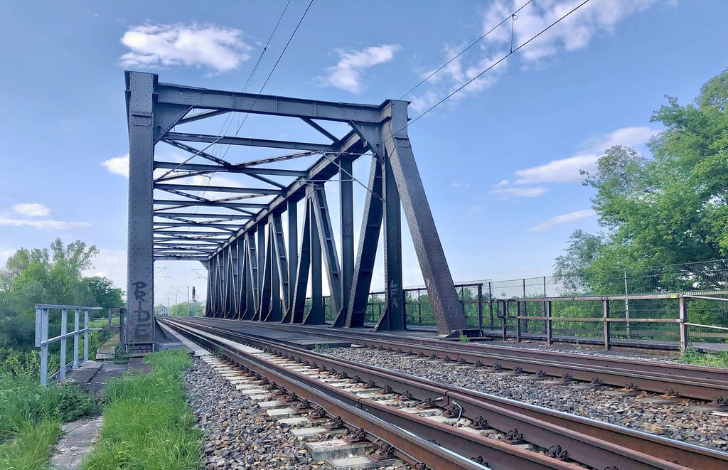 Die Saalebrücke zwischen Schkopau und Ammendorf soll erneuert werden. Die Frage ist, wer den Radweg (rechts im Bild) bezahlt.