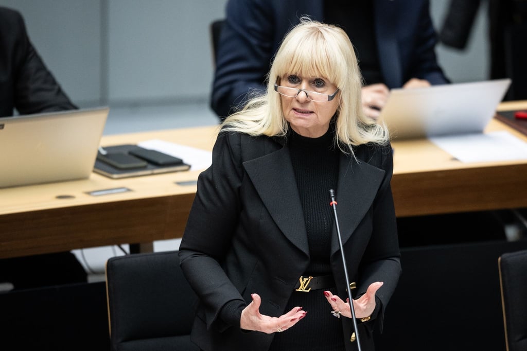Iris Spranger (SPD), Berliner Senatorin für Inneres und Sport, spricht im Abgeordnetenhaus.