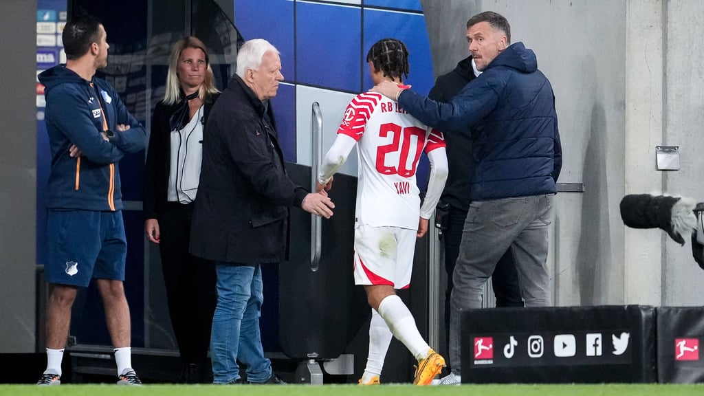 Xavi fliegt mit einer Gelb-Roten Karte vom Platz.