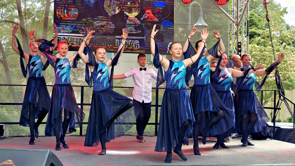 Mit „Zarter Eleganz", so der Titel eines der Tänze, überzeugt das Kinder- und Jugendballett 1965 beim Weinfrühling.