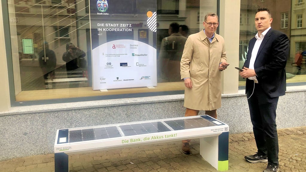 Oberbürgermeister Christian Thieme (l.) und Matthias Laue, Leiter des Digitalisierungszentrums Zeitz, dürfen die Solarbank zuerst ausprobieren.