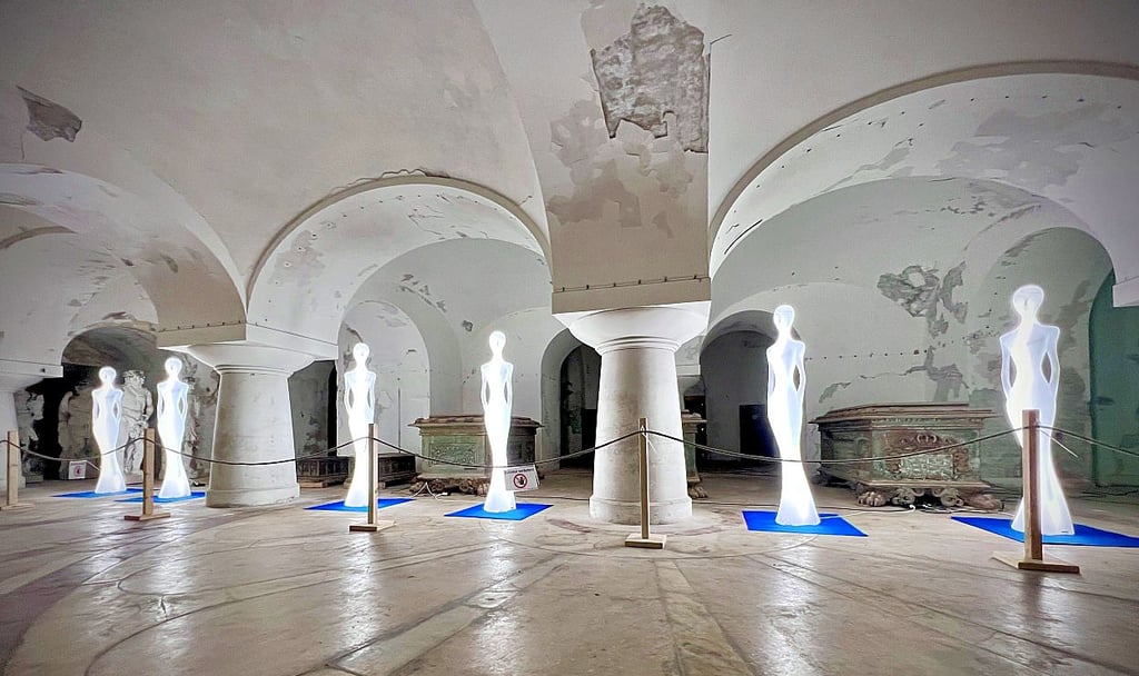 Auch die Fürstengruft im Mausoleum wird plötzlich anders hell.