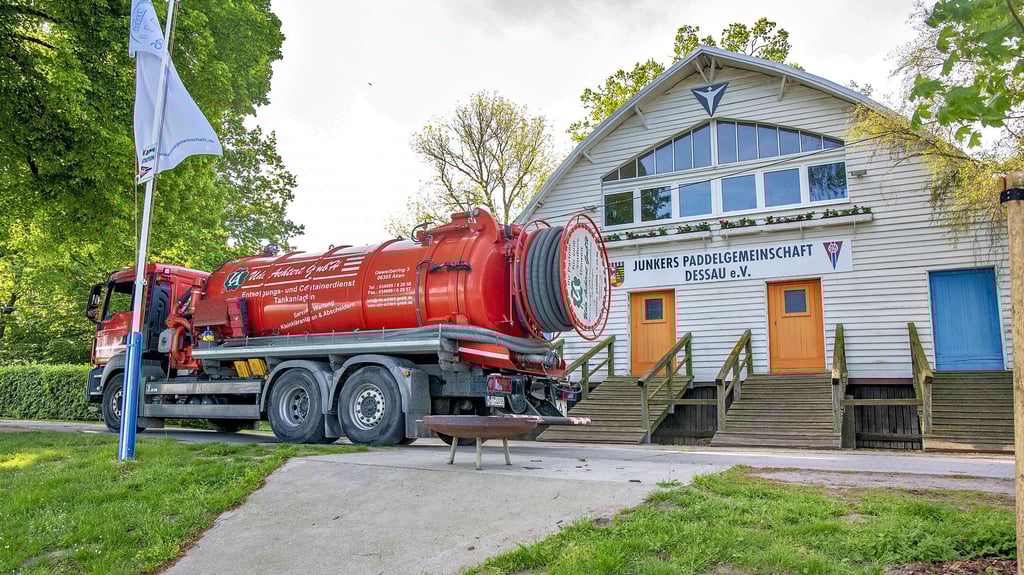 Der Laster transportiert das Abwasser vom Vereinsheim der Junkers Paddelgemeinschaft in Dessau zur nächstgelegenen Kläranlage.