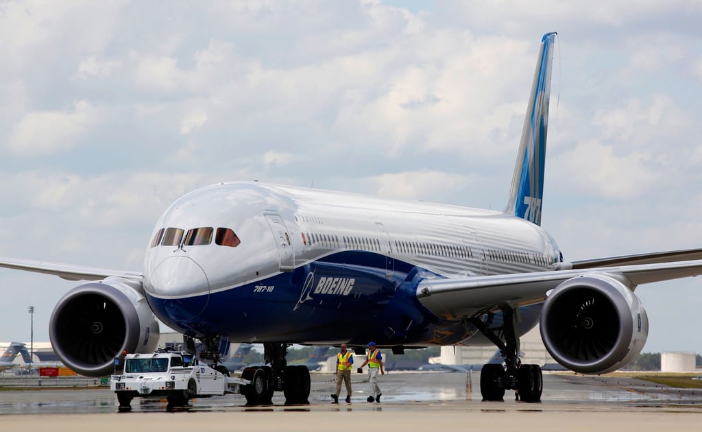 Ein Boeing-Mitarbeiter kritisiert, dass beim Bau vieler 787 „Dreamliner“ zu hohe Spaltmaße zwischen den Rumpfteilen zugelassen worden seien.