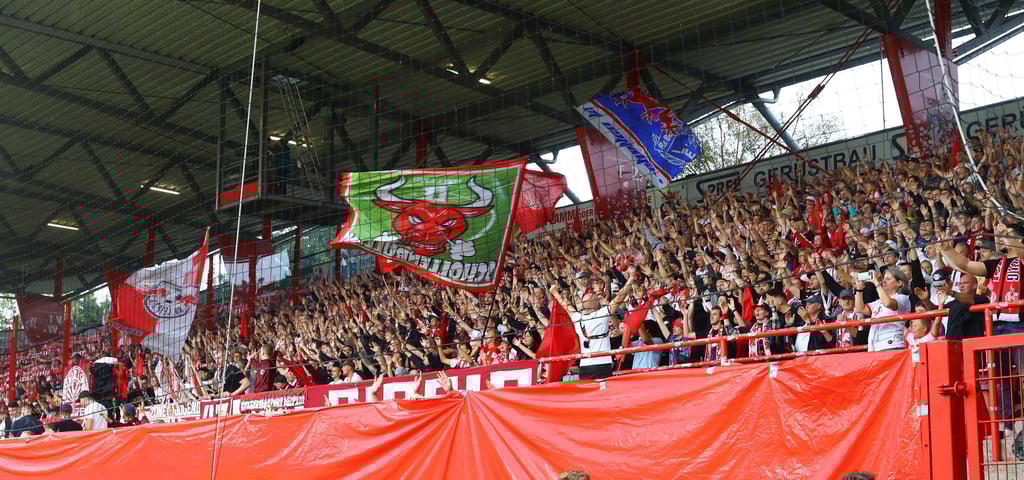 Im Osten gibt es nur wenige Spitzen-Klubs, hier spielten zwei gegeneinander: Der RB-Fanblock in der Alten Försterei bei Union Berlin