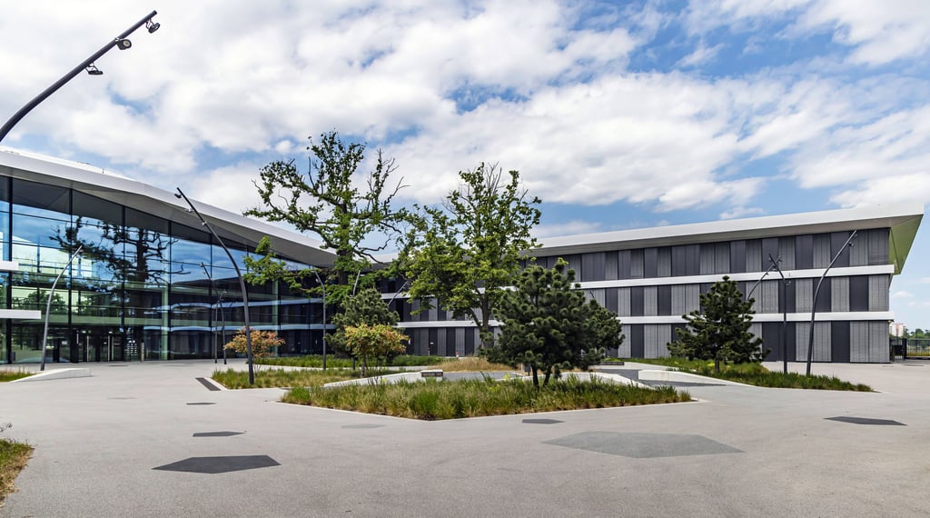 Der DFB-Campus in Frankfurt (Main) hat 180 Millionen Euro gekostet. Ursprünglich sollte er 100 Millionen kosten.