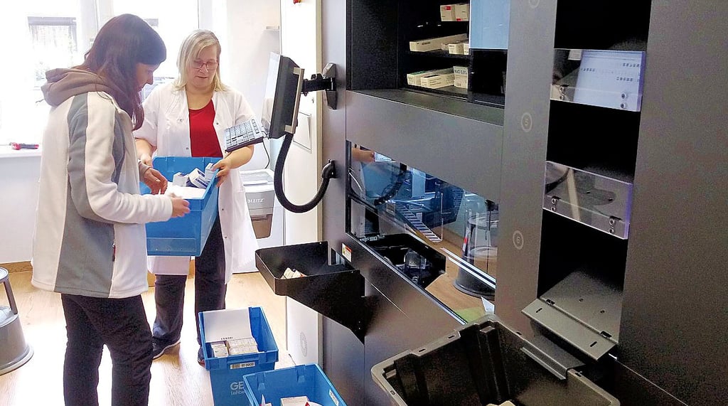 Sandra Braun (li.) und Silvia Zimmermann bestücken den Kommissionierautomaten in Seehausen, der die 11.000 angebotenen Arzneien schnell sortieren kann.