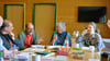  Die Autoren, die an der Schreibwerkstatt in Arendsee teilnahmen, diskutierten mit Torsten Olle (Mitte) und Simone Trieder (2. von rechts) über Texte.