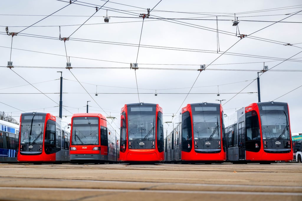 Straßenbahnen stehen auf dem Betriebshof der Bremer Straßenbahn AG (BSAG).