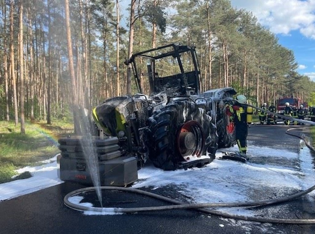 Ein Traktor brannte bei Jerichow aus.